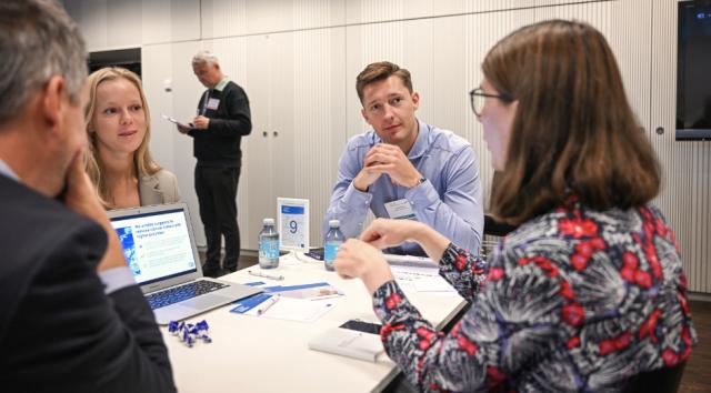Mennesker i snak i forbindelse med matchmaking event på Nordic Innovation Fair 2022